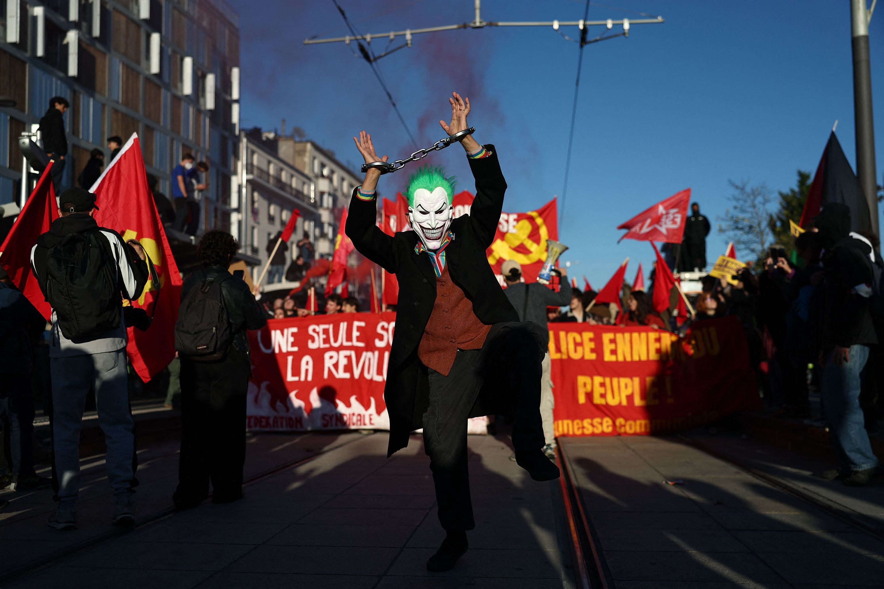 Protestas en Francia: disfraces, toques de queda y alta tensión 2 Un manifestante, disfrazado del supervillano Joker, este sábado en París.