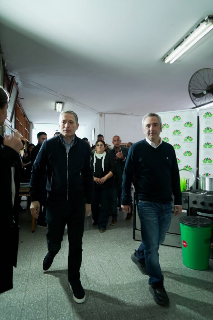 Gray y Larroque entregaron $106 millones en equipamiento a escuelas de Esteban Echeverría 1 Gray y Larroque entregaron $106 millones en equipamiento a escuelas de Esteban Echeverría