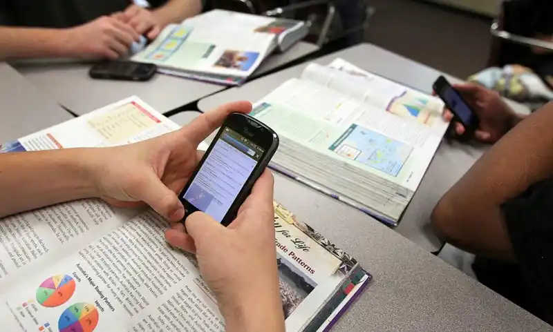 Buenos Aires regula celulares en escuelas secundarias 2 Buenos Aires regula celulares en escuelas secundarias