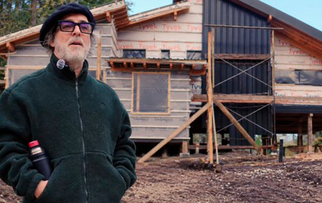 A los 66, actor querido de éxito televisivo vive en casa rodante tras decisión clave 3 MEX EN PRIMER PLANO, Y DETRAS SUYO LA CASA QUE SE ESTA CONSTRUYENDO EN BARILOCHE. SE FUE A VIVIR ALLA.