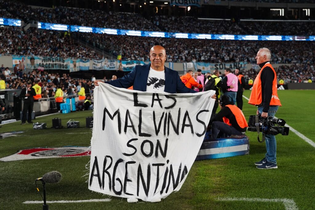 Fabio Santana, héroe de Malvinas, cantó el Himno en la despedida de Messi 2 Fabio Santana, héroe de Malvinas, cantó el Himno en la despedida de Messi