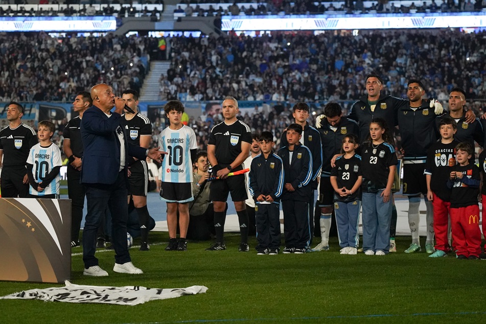 Fabio Santana, héroe de Malvinas, cantó el Himno en la despedida de Messi 4 Fabio Santana, héroe de Malvinas, cantó el Himno en la despedida de Messi