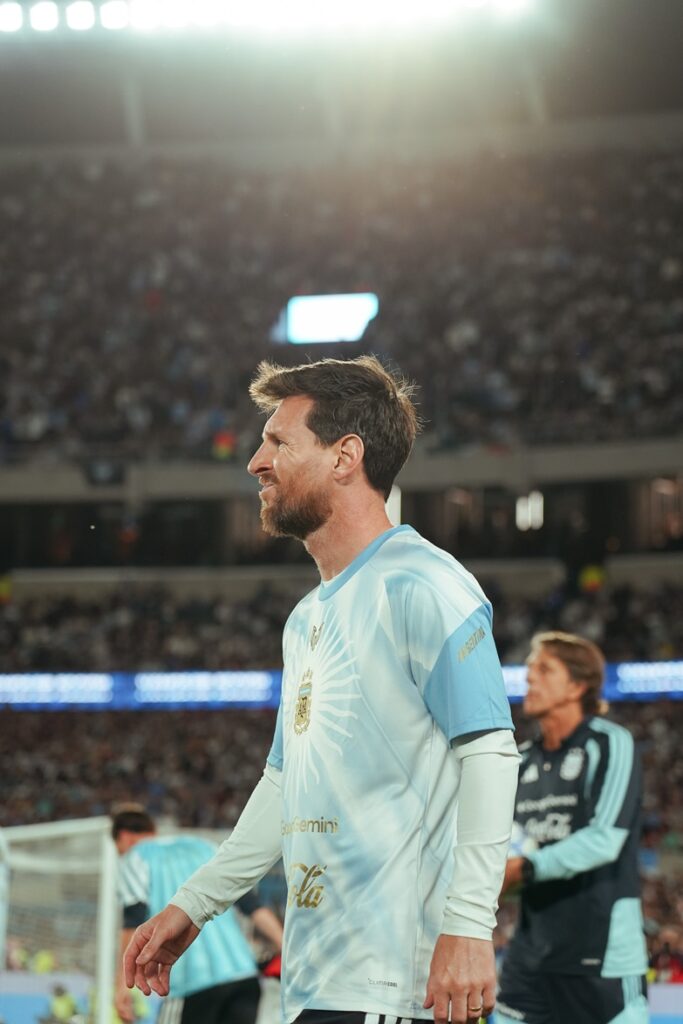 Fabio Santana, héroe de Malvinas, cantó el Himno en la despedida de Messi 3 Fabio Santana, héroe de Malvinas, cantó el Himno en la despedida de Messi