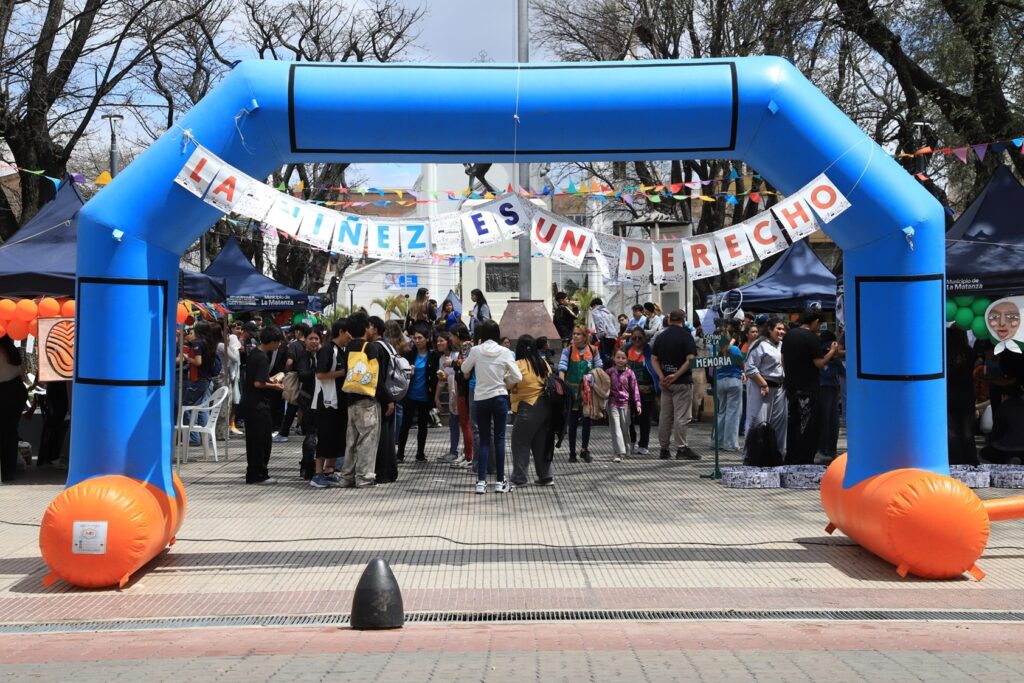 Cientos de niñas, niños y jóvenes en la plaza por sus derechos 3 Cientos de niñas, niños y jóvenes en la plaza por sus derechos