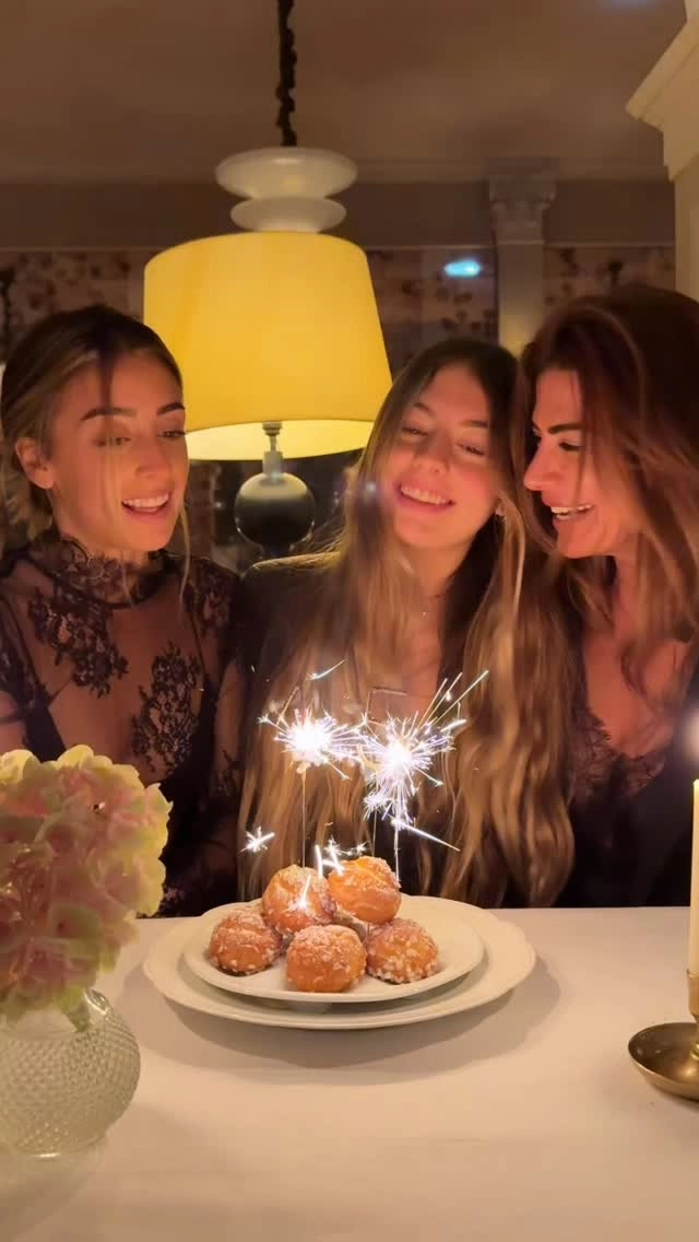 Juliana Awada celebró los 15 de Antonia Macri sin Mauricio Macri y compartió fotos 4 Juliana Awada junto a sus hijas Antonia y Valentina. Fotos: IG.