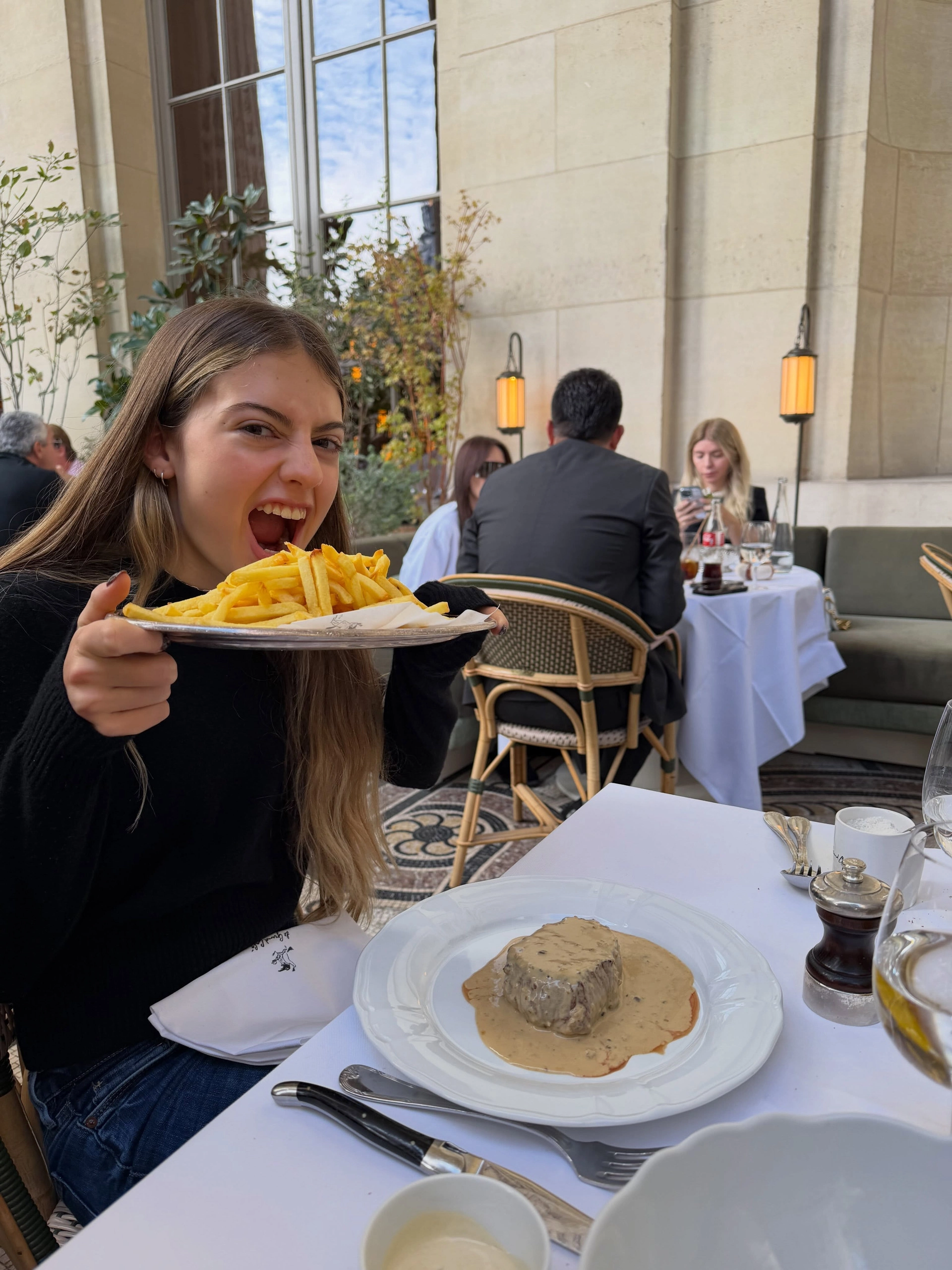 Juliana Awada celebró los 15 de Antonia Macri sin Mauricio Macri y compartió fotos 5 Juliana Awada celebró los 15 de Antonia Macri sin Mauricio Macri y compartió fotos
