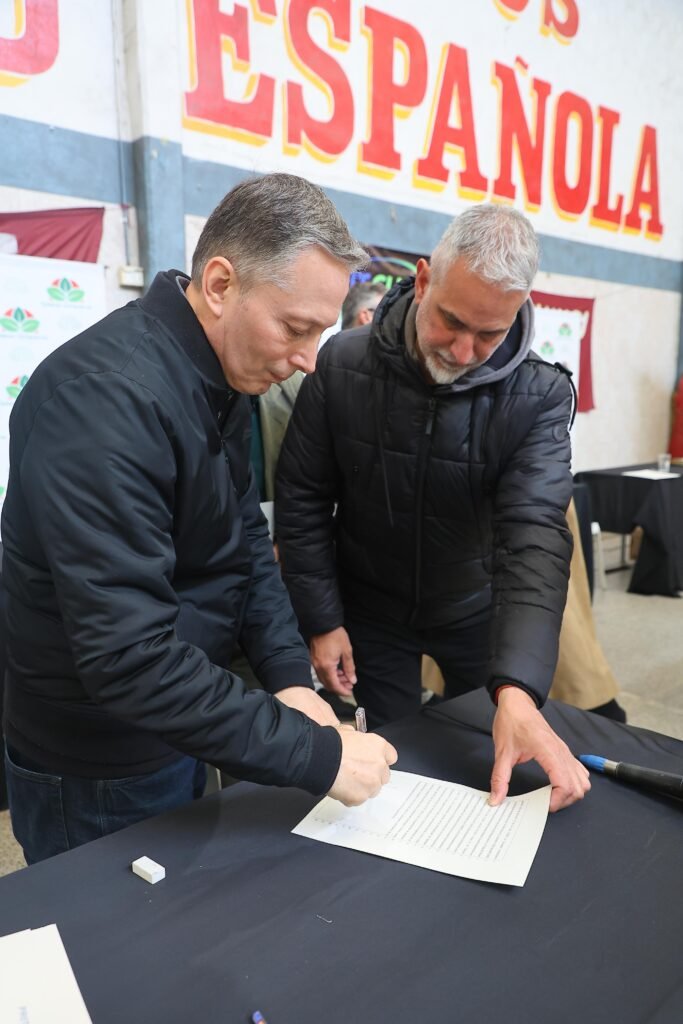 Casi 300 familias de Esteban Echeverría firmaron sus escrituras 4 Casi 300 familias de Esteban Echeverría firmaron sus escrituras