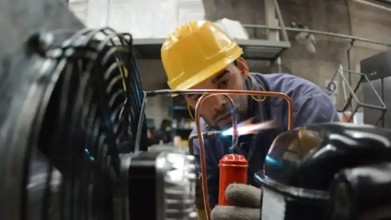 Actividad económica cayó 1,7% en agosto de 2025 2 Actividad económica cayó 1,7% en agosto de 2025