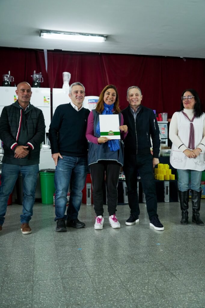 Gray y Larroque entregaron $106 millones en equipamiento a escuelas de Esteban Echeverría 4 Gray y Larroque entregaron $106 millones en equipamiento a escuelas de Esteban Echeverría