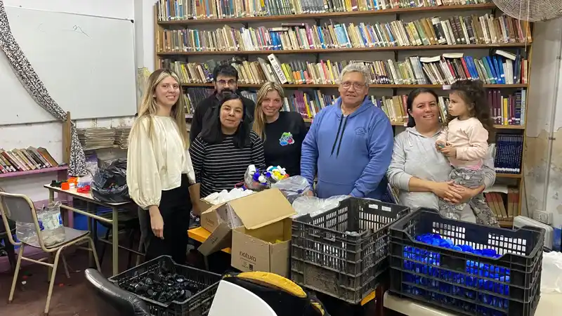 Vecinos crean ecomural sustentable en la Biblioteca Ernesto Sábato 2 Vecinos crean ecomural sustentable en la Biblioteca Ernesto Sábato