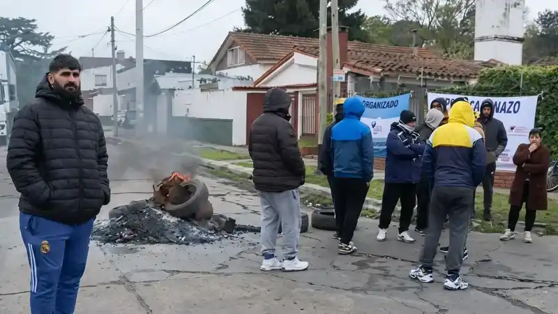 Exempleados de Tres Arroyos bloquean planta en Pilar 2 Exempleados de Tres Arroyos bloquean planta en Pilar
