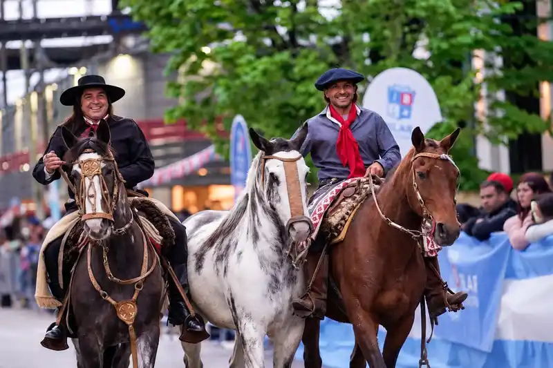 Miles de vecinos asisten al desfile de las Fiestas Patronales de Pilar 2 Miles de vecinos asisten al desfile de las Fiestas Patronales de Pilar