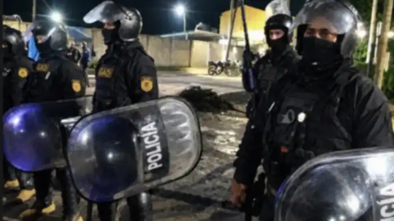 Desalojo policial en la planta Tres Arroyos de Pilar 2 Desalojo policial en la planta Tres Arroyos de Pilar
