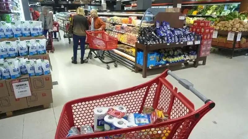 Ventas en supermercados cayeron 3,7% en agosto según INDEC 2 Ventas en supermercados cayeron 3,7% en agosto según INDEC