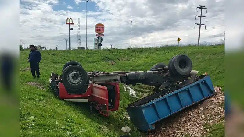 Camión sin frenos vuelca en la Panamericana en Pilar 2 Camión sin frenos vuelca en la Panamericana en Pilar
